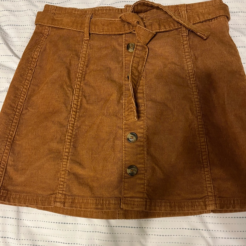 AMERICAN EAGLE brown shirt.